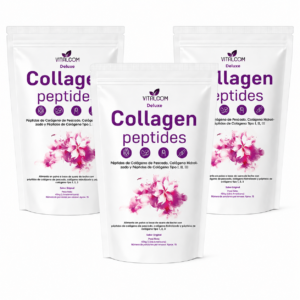 Deluxe Collagen Peptides Vitalcom 454g es un suplemento alimenticio en polvo con péptidos de colágeno hidrolizado tipo I, II y III, colágeno marino, vitaminas y minerales. Su fórmula de alta biodisponibilidad ayuda a complementar la alimentación diaria y aporta nutrientes esenciales como vitamina C, magnesio, zinc y complejo B. Presentación premium resellable de 454 g, sabor original. Registro INVIMA RSA-0031262-2024. Producto elaborado en Colombia.